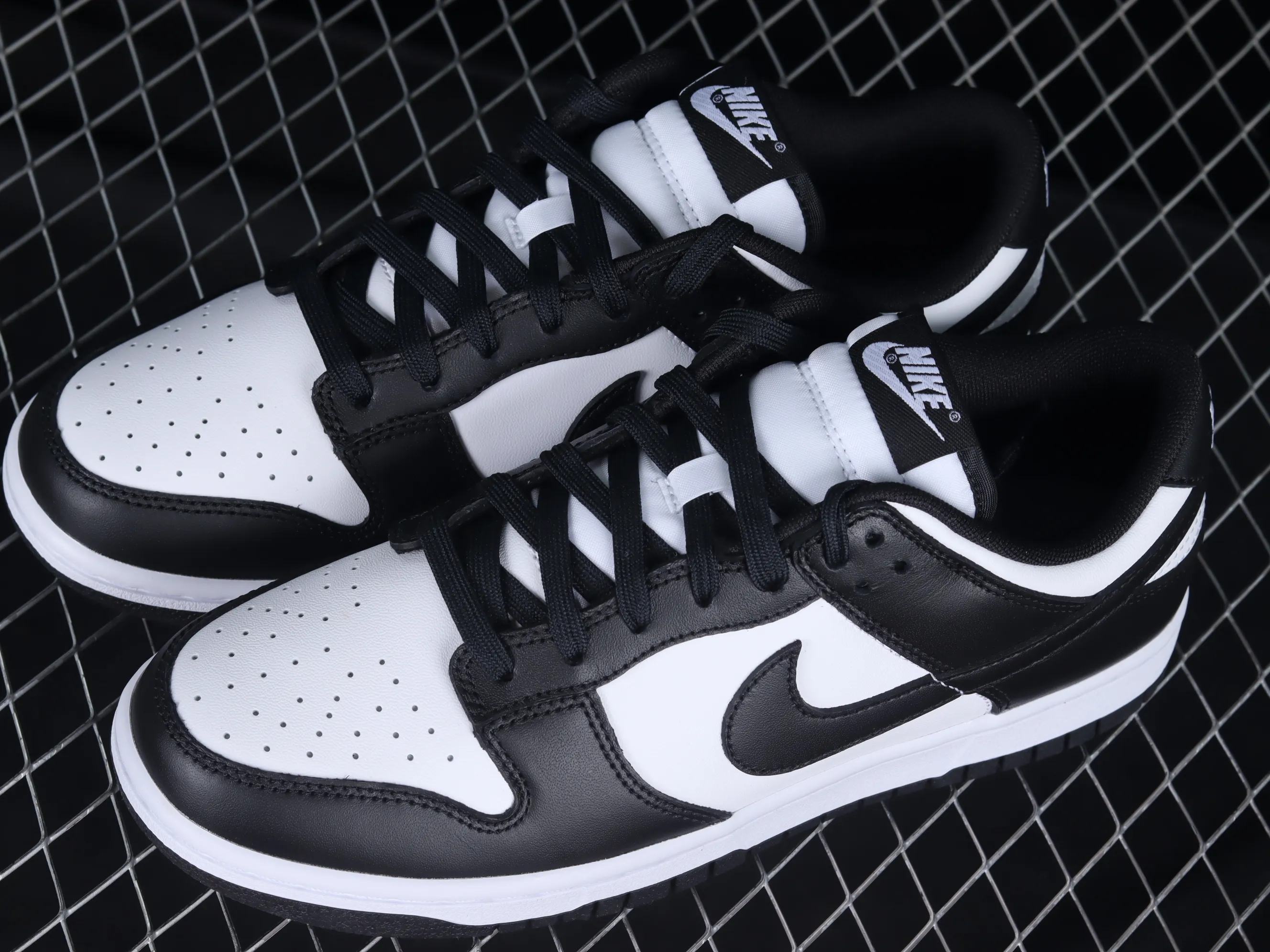 All categories Nk SB Dunk series Nk SB Dunk Low low-top sneakers M version Nk SB Dunk Low black and white panda SB smashed backboard fashion casual sneakers DD1391-100